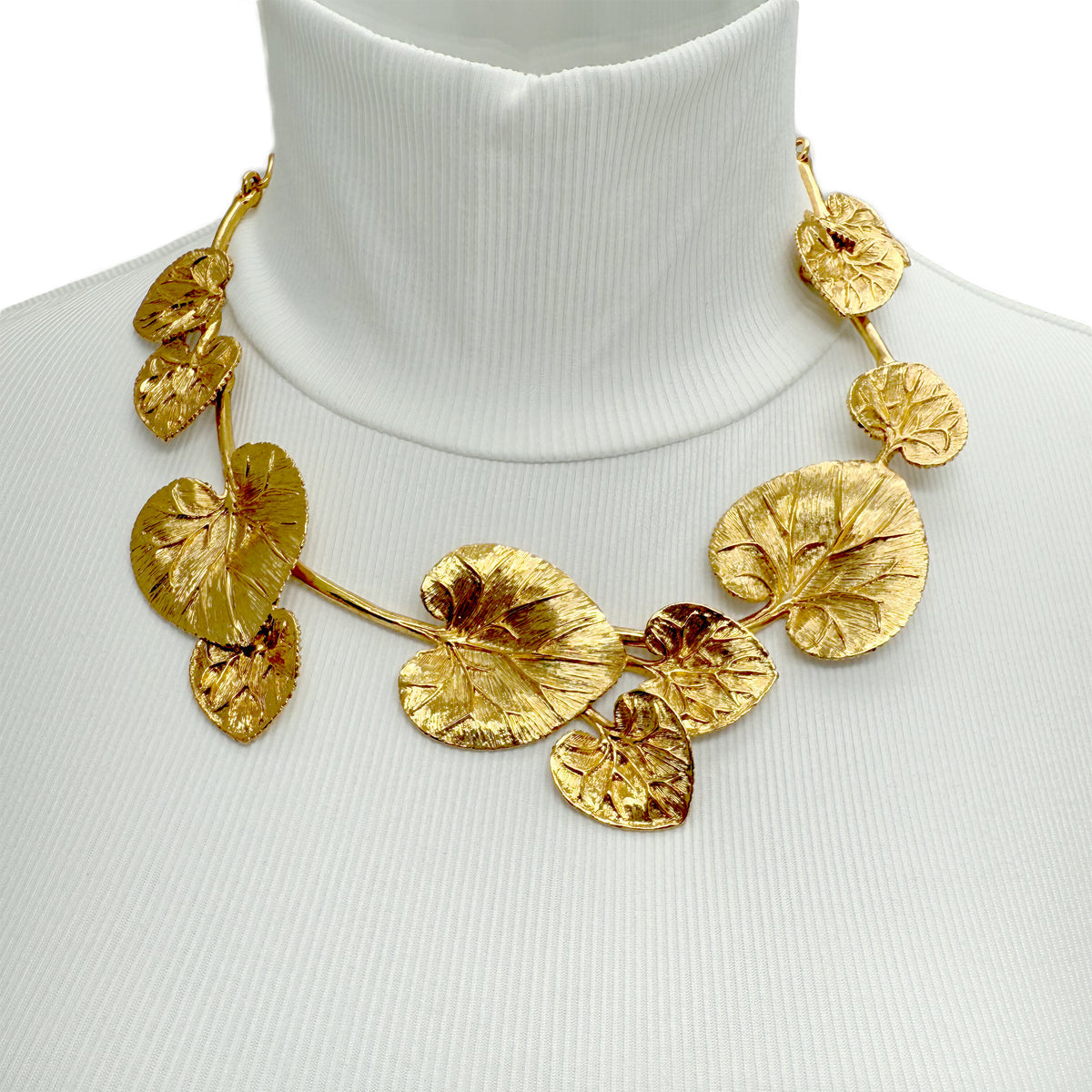 Oscar de la Renta Gold-Plated Lily Pad Leaf Necklace – Rare Collectible Design