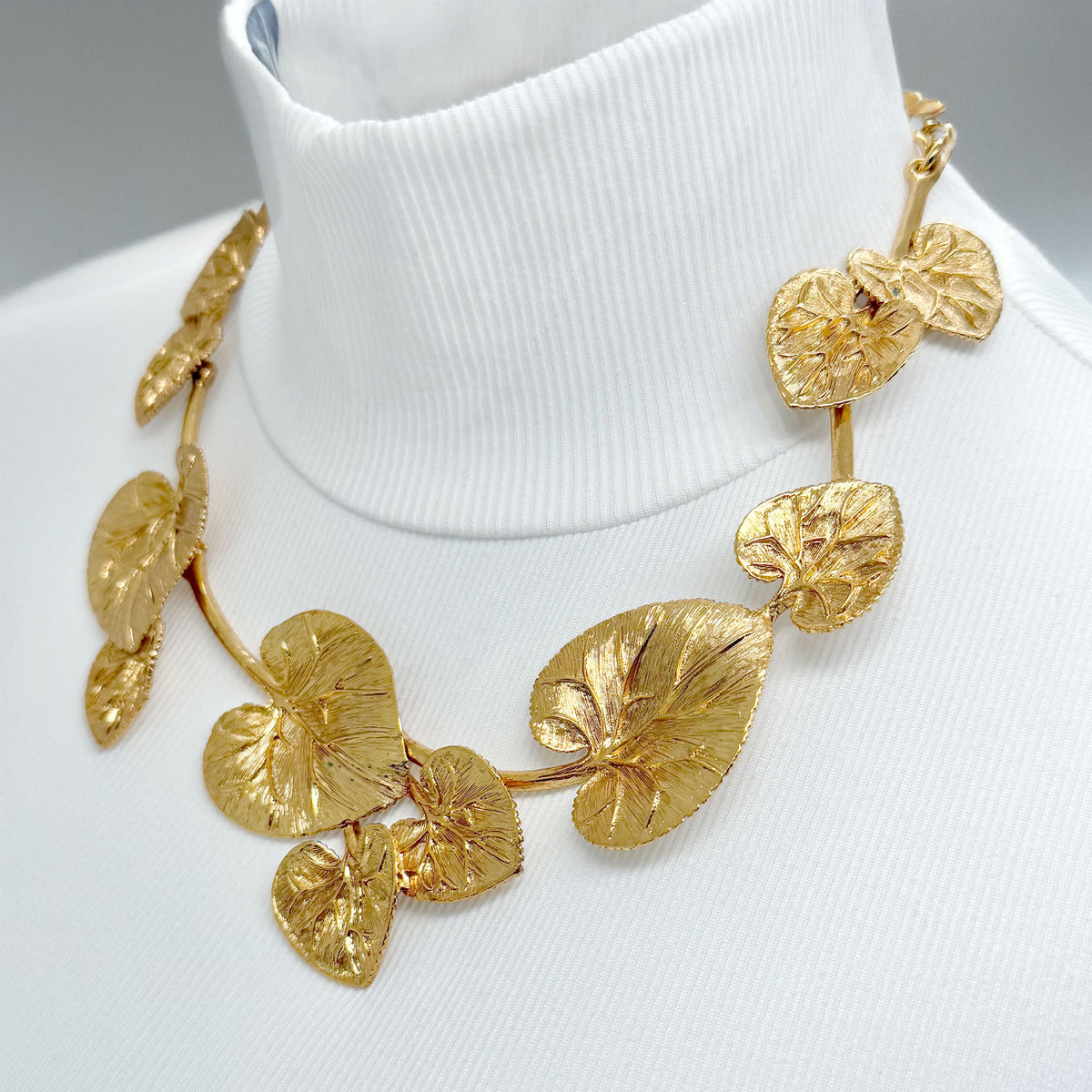 Oscar de la Renta Gold-Plated Lily Pad Leaf Necklace – Rare Collectible Design