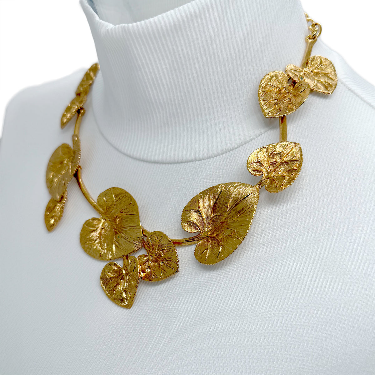 Oscar de la Renta Gold-Plated Lily Pad Leaf Necklace – Rare Collectible Design